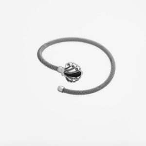 PULSERA TORQUE DE ACERO CON CONCHA DE PLATA Y AZABACHE