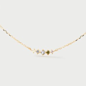 Collar elegante adornado con c