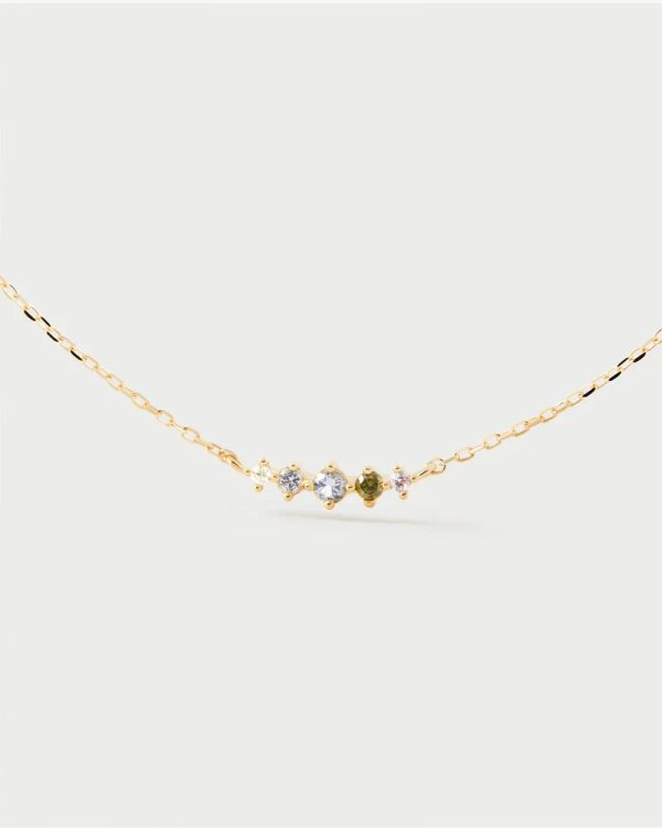 Collar elegante adornado con c