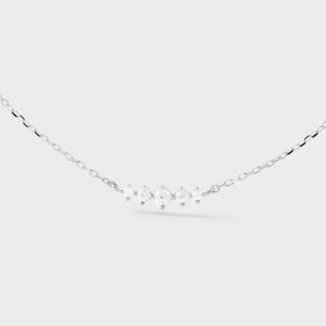 Collar elegante adornado