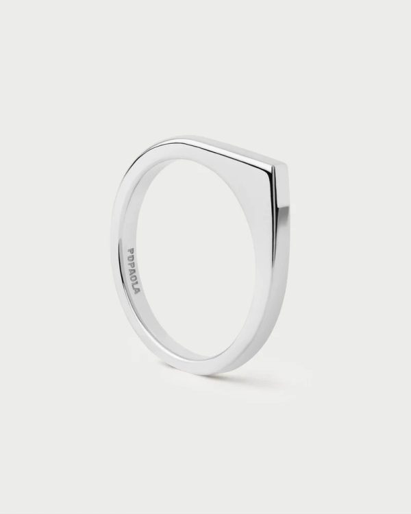 Anillo geométrico con forma re